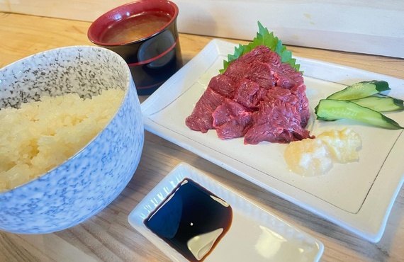 新鮮な馬刺しをこだわりのお酒とともにご提供 | 籠原の居酒屋なら美味しいメニューを豊富に取り揃える夢実